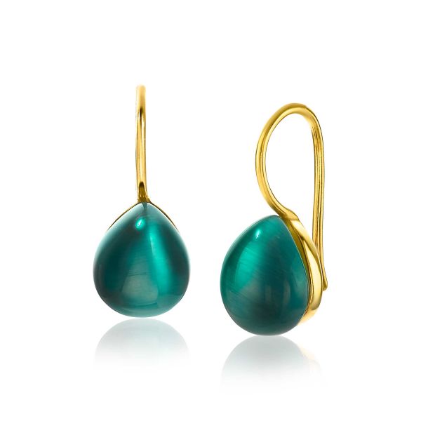 Pendientes largos dorados con forma de gota y perlas en tono verde esmeralda.