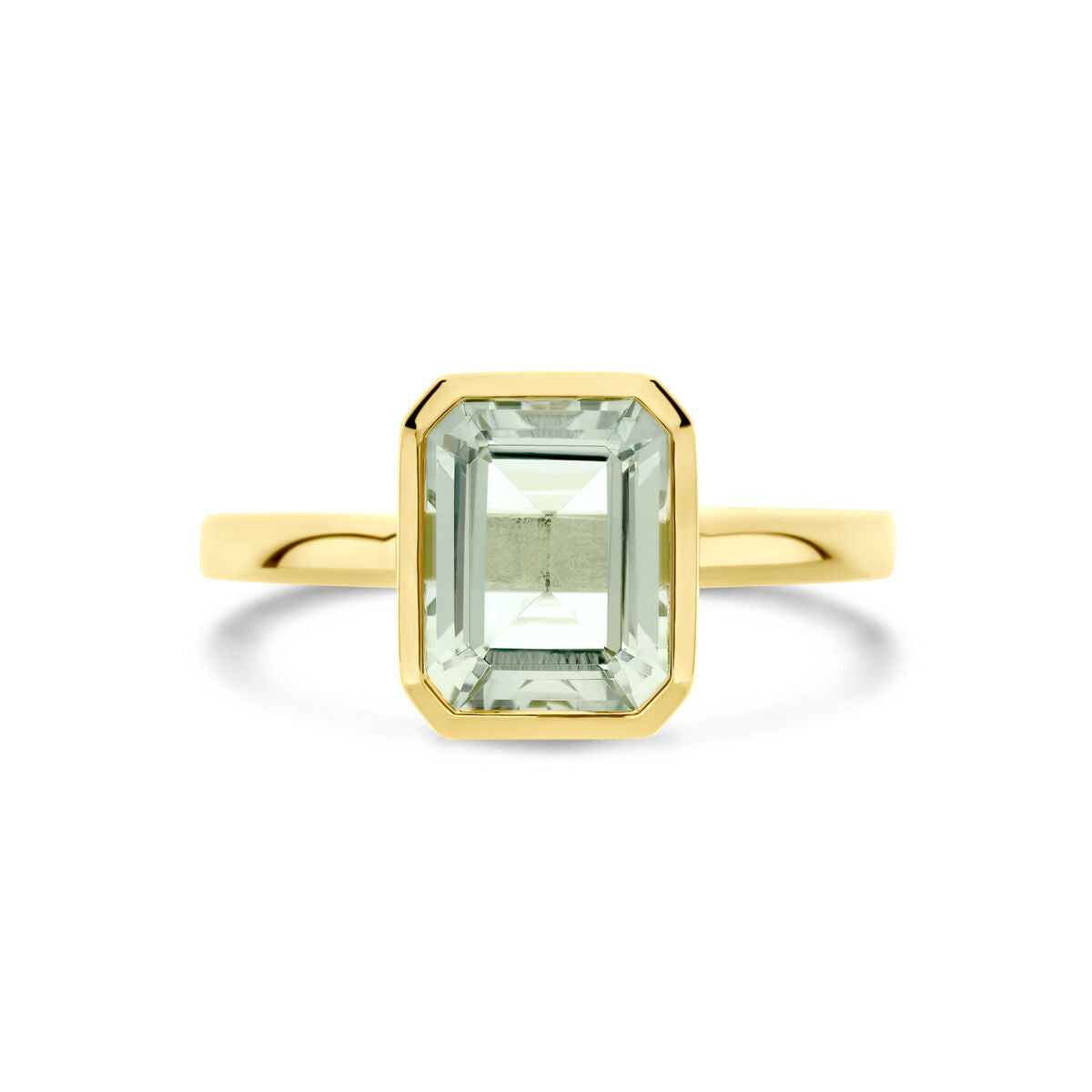 De ring groen amethist 14K geelgoud van Van der Kooij Collectie heeft een rechthoekige, smaragdgeslepen groene amethist gezet in een strakke, gepolijste geelgouden band, afgebeeld op een witte achtergrond.