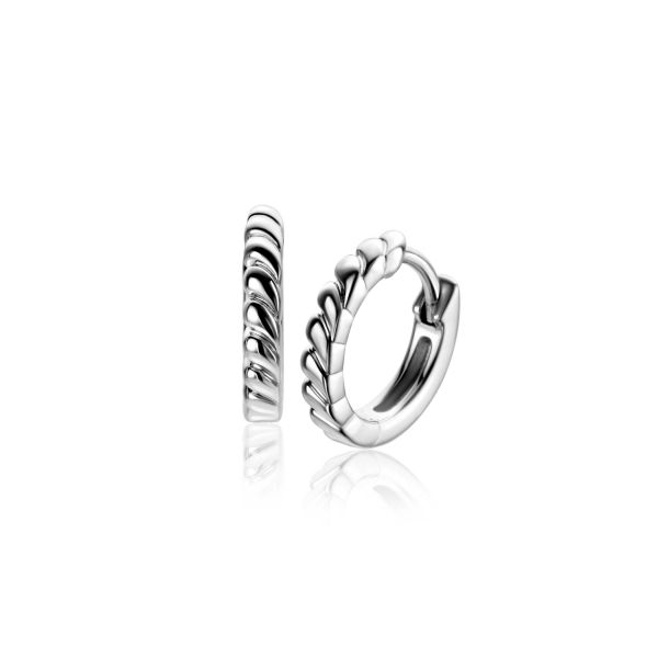 Een paar kleine Zinzi oorbellen zilver ZIO2688, met een gedraaid touw ontwerp, afgebeeld vanaf de zijkant en voorkant op een witte achtergrond.