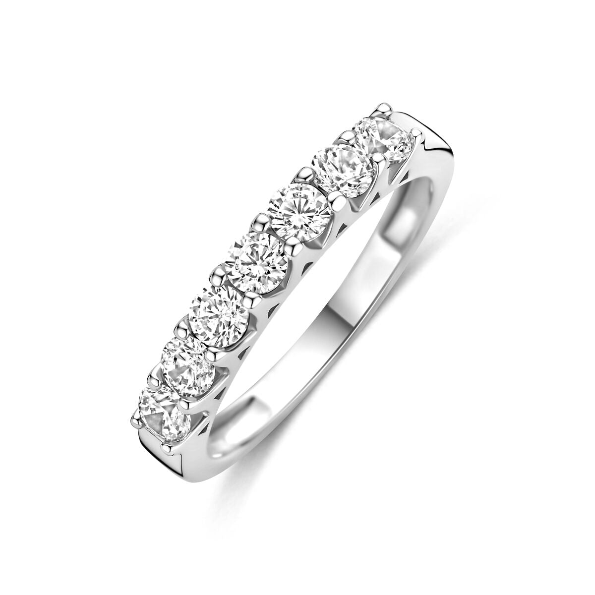 Anillo de plata rodiada con circonitas brillantes en un diseño sencillo y elegante.