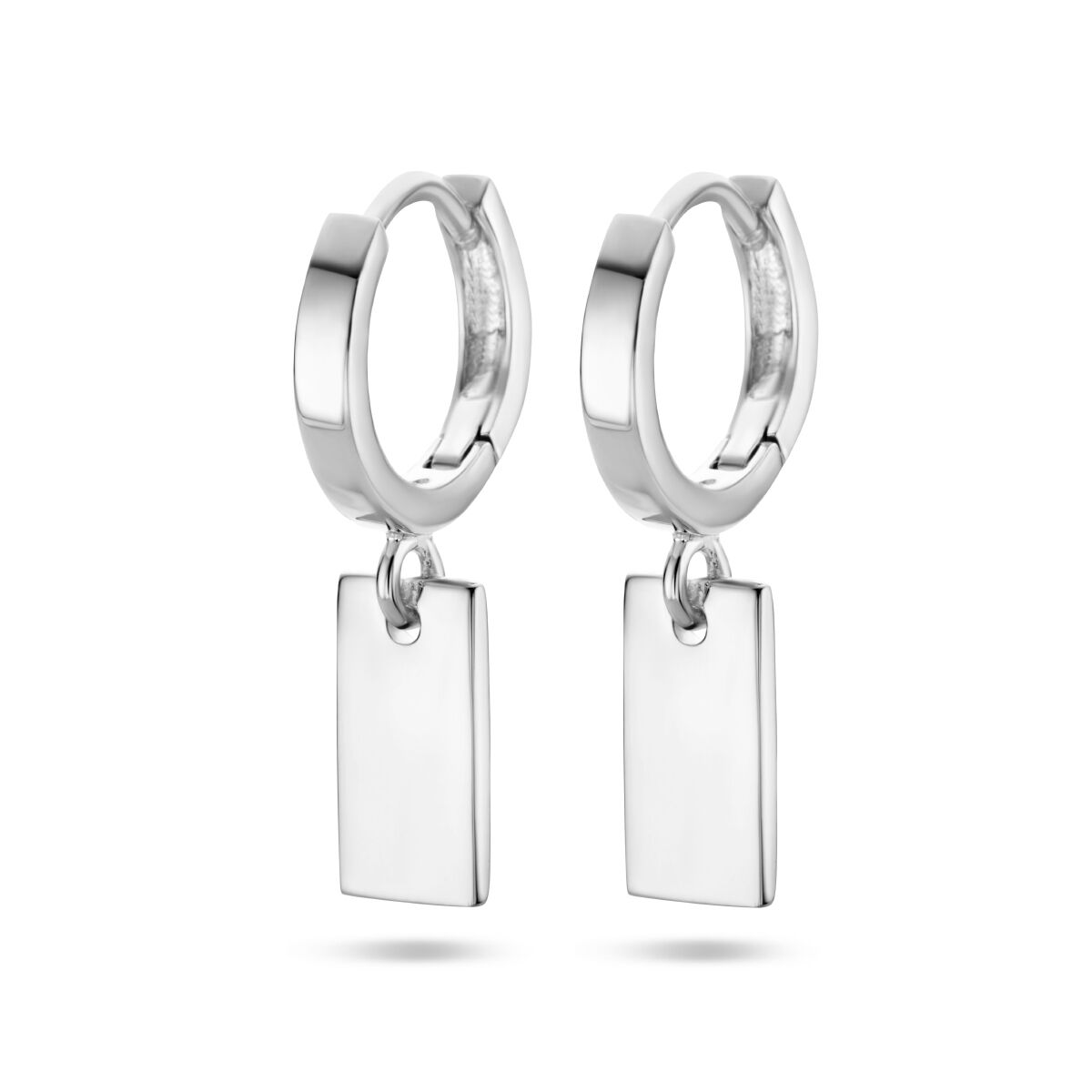 Pendientes de aro con colgante rectangular de plata rodiada.