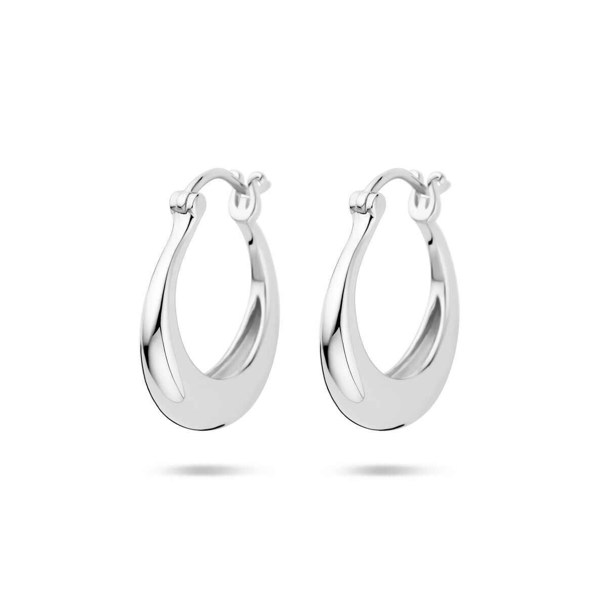 Pendientes de aro de 21,5 mm en plata rodiada con forma ovalada y acabado brillante.