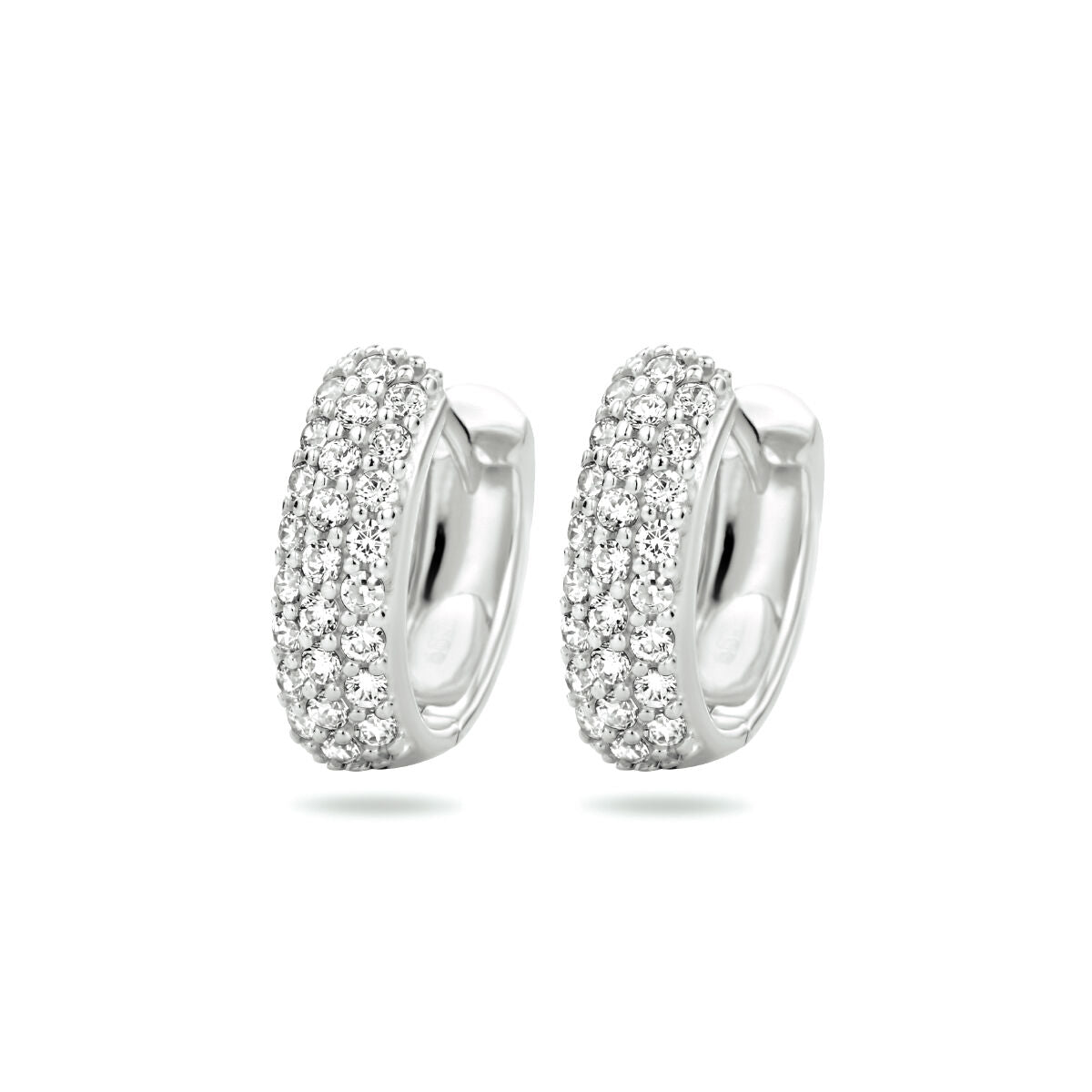 Aros de zircónia en oro blanco de 14K, con un diseño ancho y brillante.