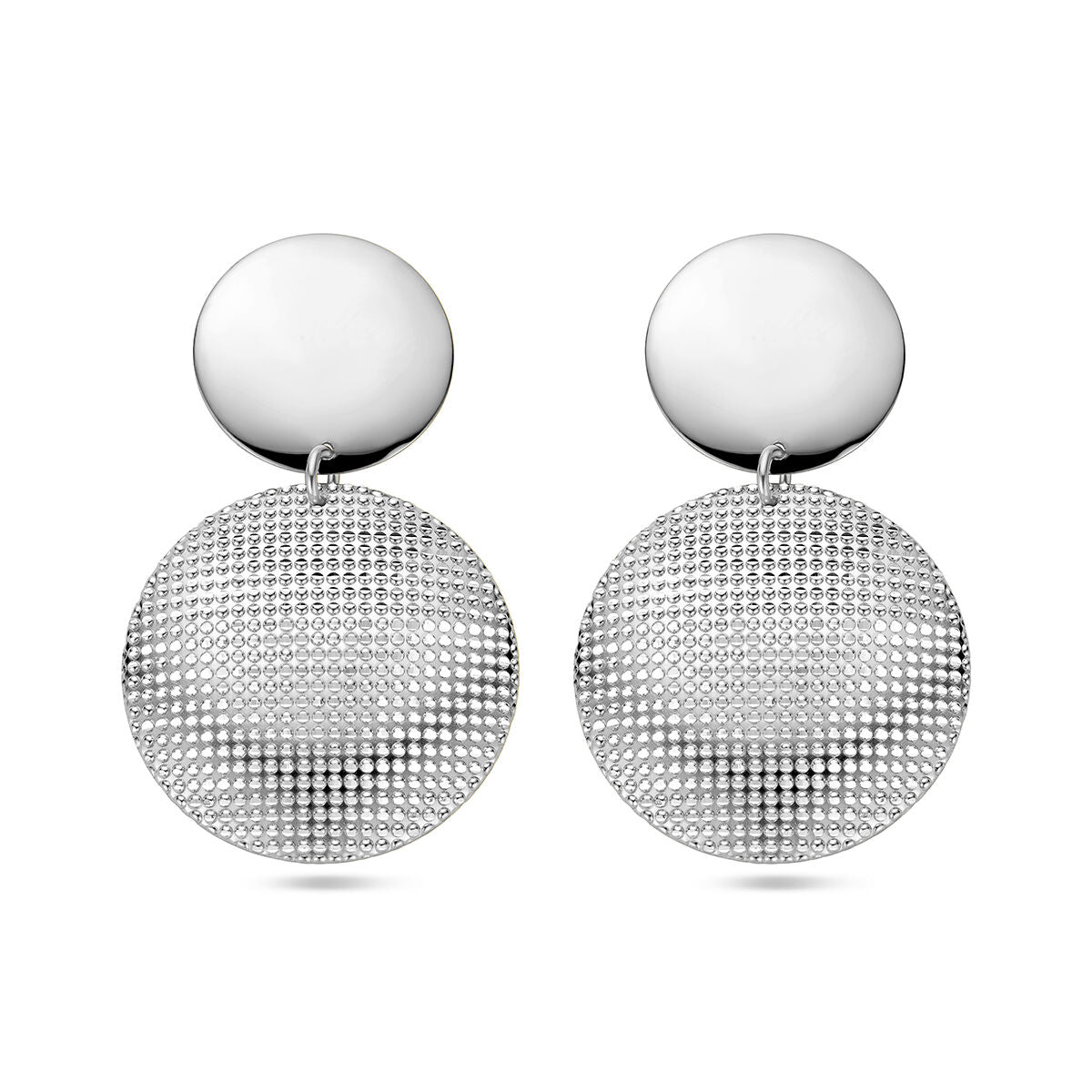 Pendientes largos de plata rodiada con diseño texturizado en forma de disco.