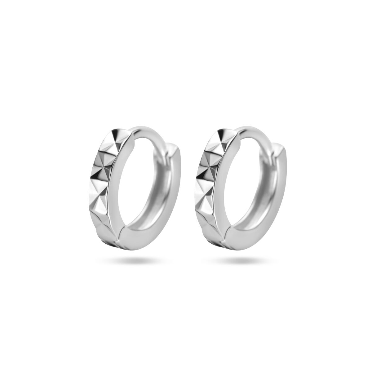 Pendientes de aro de plata rhodiumizada con detalles diamantados en forma de pirámide.