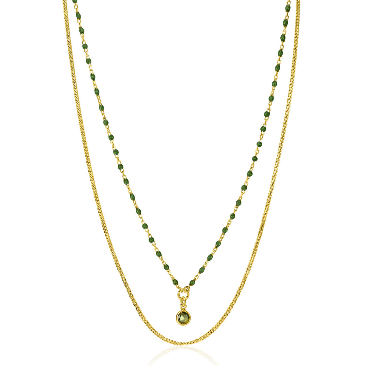 Collar dorado con dos cadenas, una con cuentas verdes y un colgante en el centro.