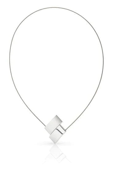 Collar de forma V en plata con diseño moderno y acabado pulido.