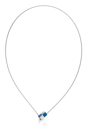 Collar con dos cubos, uno azul y otro blanco, sobre un cable delgado.