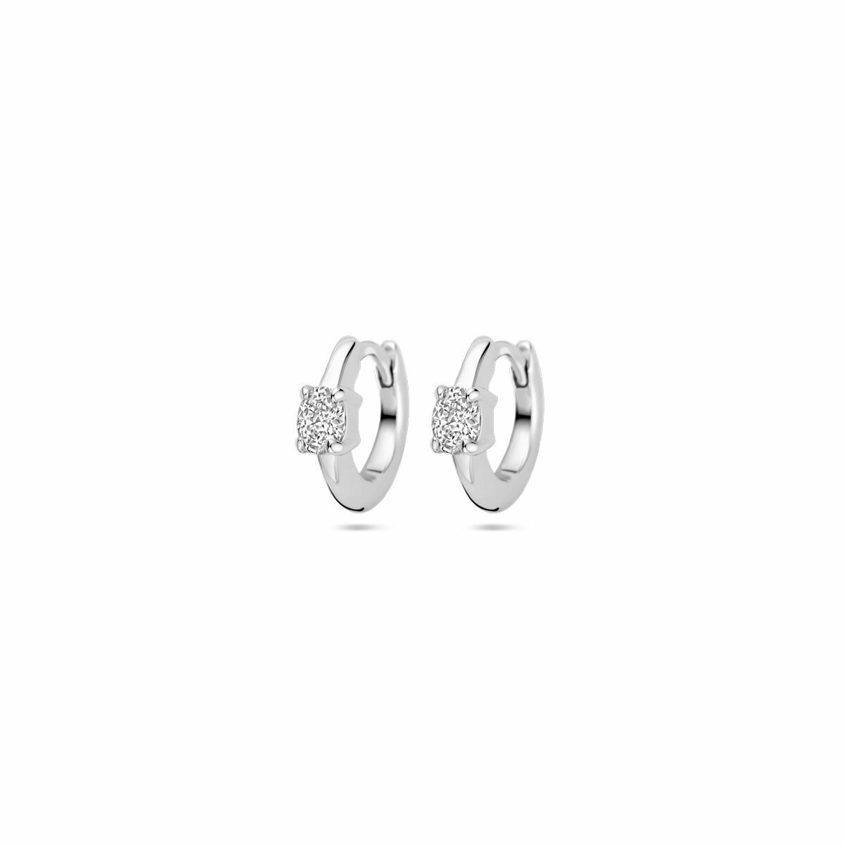 Pendientes de aro de plata rodiada de 10 mm con zirconias brillantes.