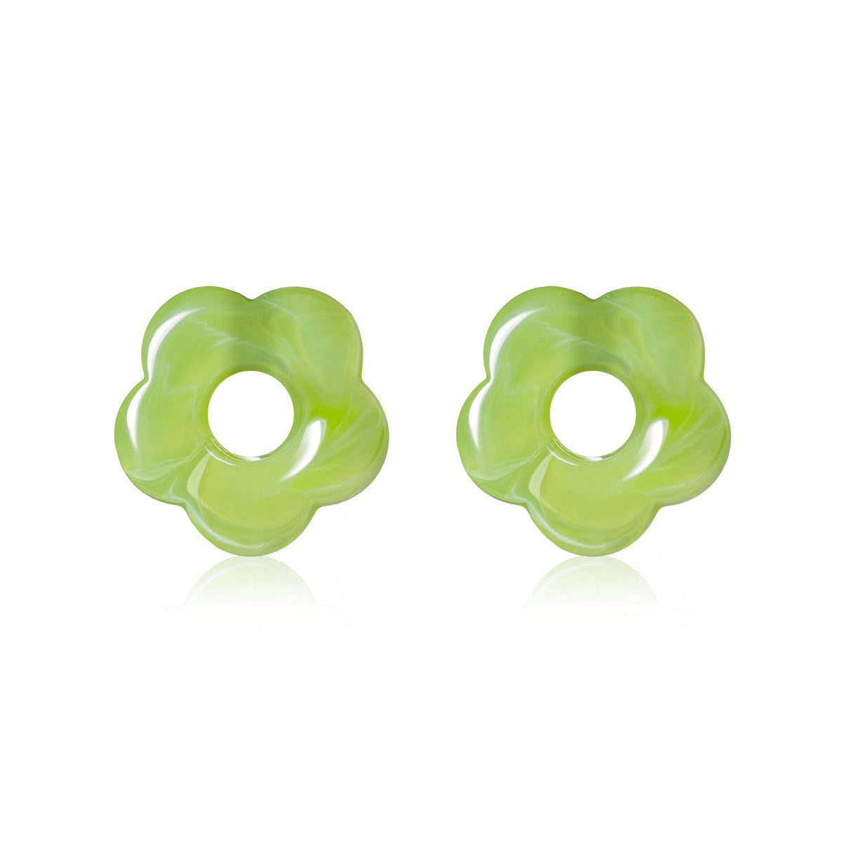 Pendientes de flor en color verde claro con forma de pétalos y un agujero central.