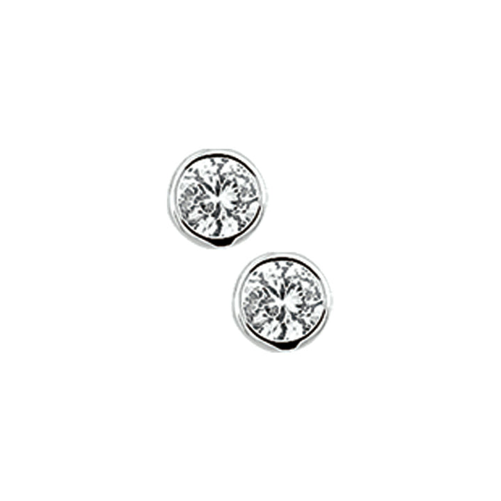 Twee ronde oorknoppen zirkonia zilver wit van Van der Kooij Collectie, helder in een eenvoudige zilveren zetting op een witte achtergrond-mooi te combineren met een zilveren hanger.