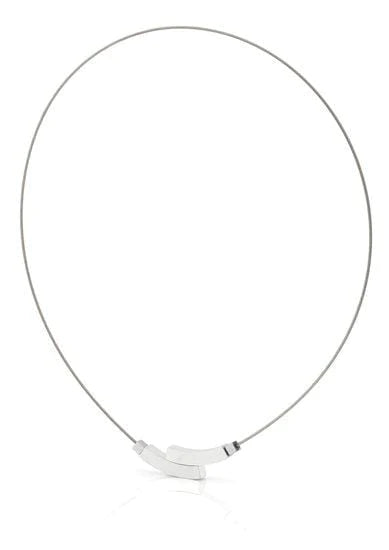 Collar de doble arco en acero inoxidable con detalles en color plateado.