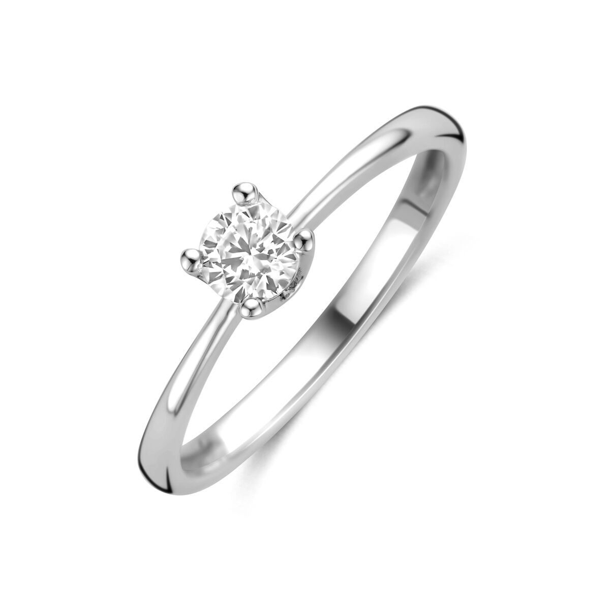 Anillo de dama de plata con circonita, acabado en rodio, diseño sencillo y brillante.