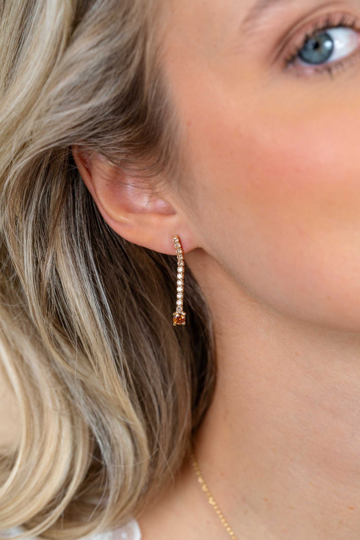 Pendientes de tenis chapados en oro de 26 mm con piedras brillantes.