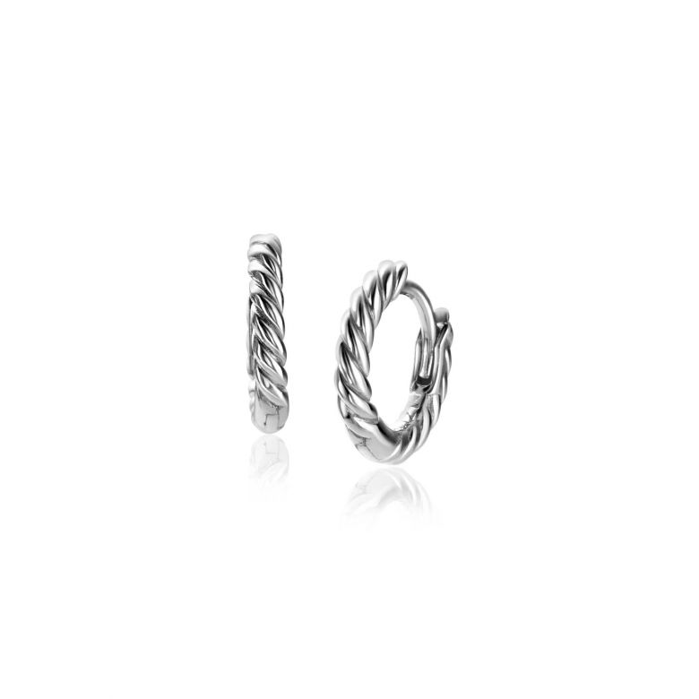 Pendientes de aro plateados con diseño trenzado y cierre de bisagra.
