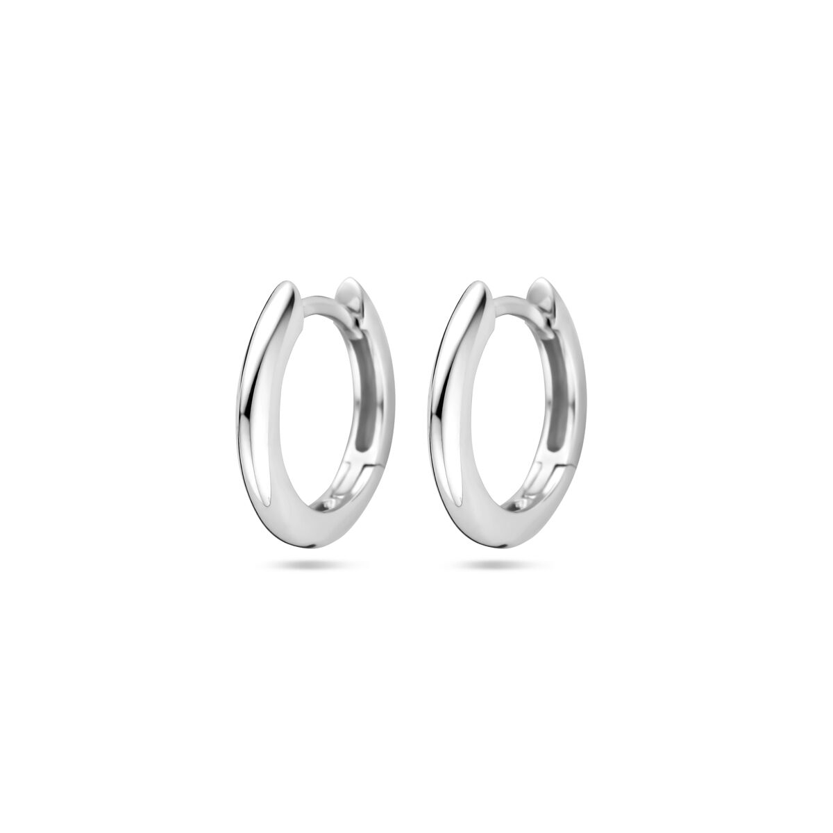 Pendientes de aro de 2,0 mm en plata rodiada, con un acabado brillante y forma redondeada.