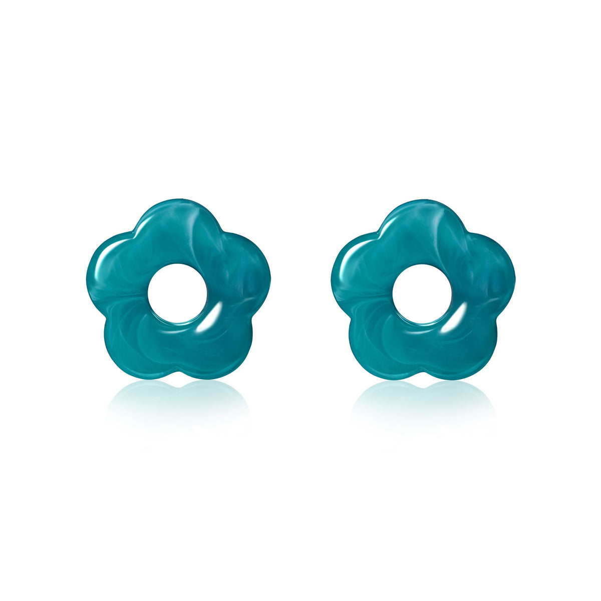 Pendientes de flor turquesa con forma ondulada y agujero central.