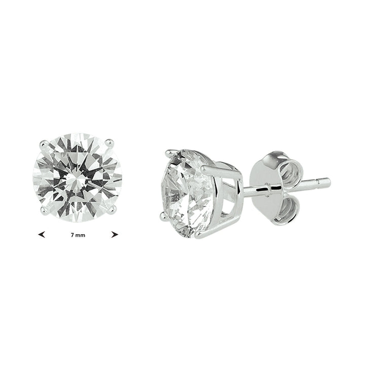 Van der Kooij Collectie oorknoppen zirkonia zilver wit: een paar ronde zirkonia oorstekers (7 mm) in vierpoots zetting met vlindersluiting; één oorbel frontaal, de andere vanaf de zijkant getoond.