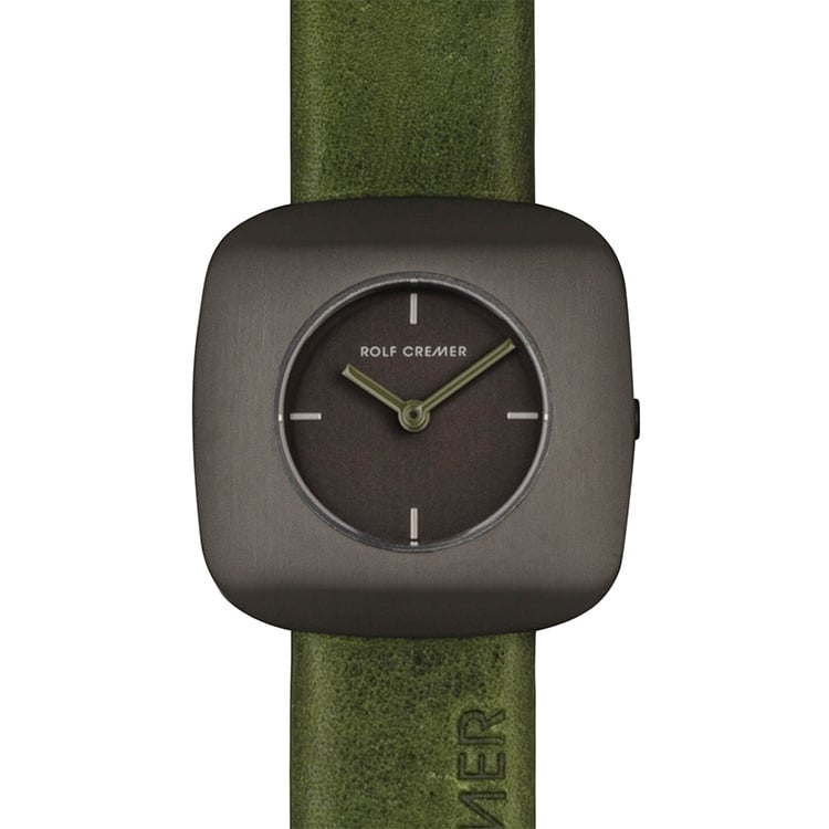 Reloj cuadrado con esfera negra, correa de cuero verde y detalles en dorado.