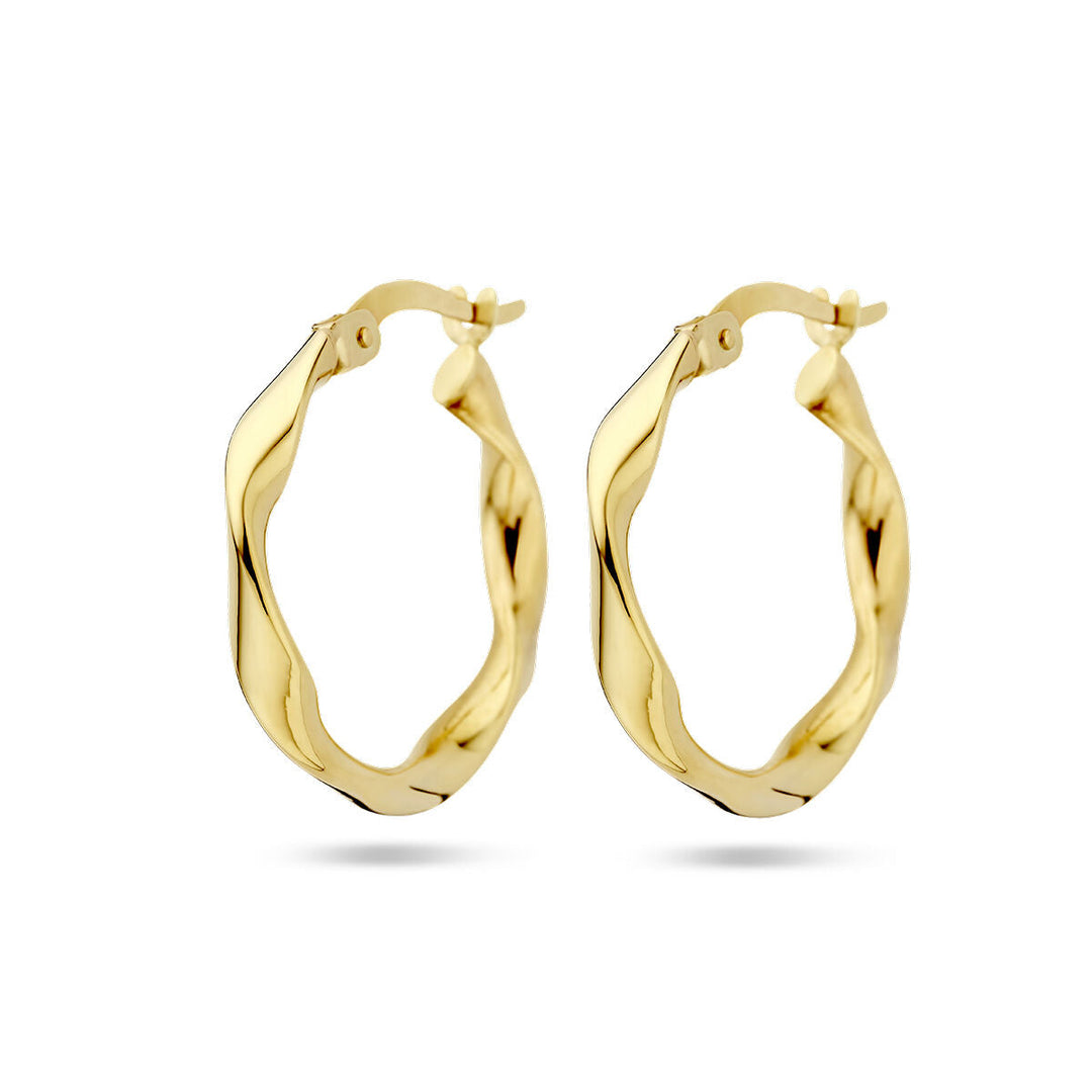 Een paar oorringen gedraaide buis 14K geelgoud uit de Van der Kooij Collectie, met een gedraaid ontwerp, wordt getoond tegen een witte achtergrond - een elegant sieraad.