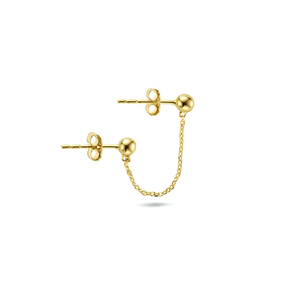 De dubbele oorknop bolletjes 14K geelgoud van Van der Kooij Collectie: twee studs verbonden door een fijne gouden ketting, elk met een klein bolletje en vlindersluiting, getoond op een witte achtergrond.