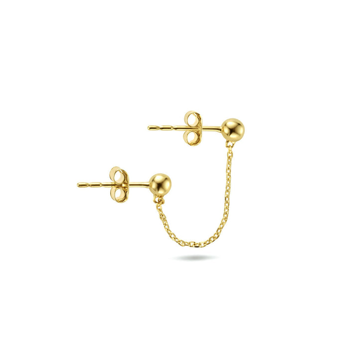 De dubbele oorknop bolletjes 14K geelgoud van Van der Kooij Collectie: twee studs verbonden door een fijne gouden ketting, elk met een klein bolletje en vlindersluiting, getoond op een witte achtergrond.