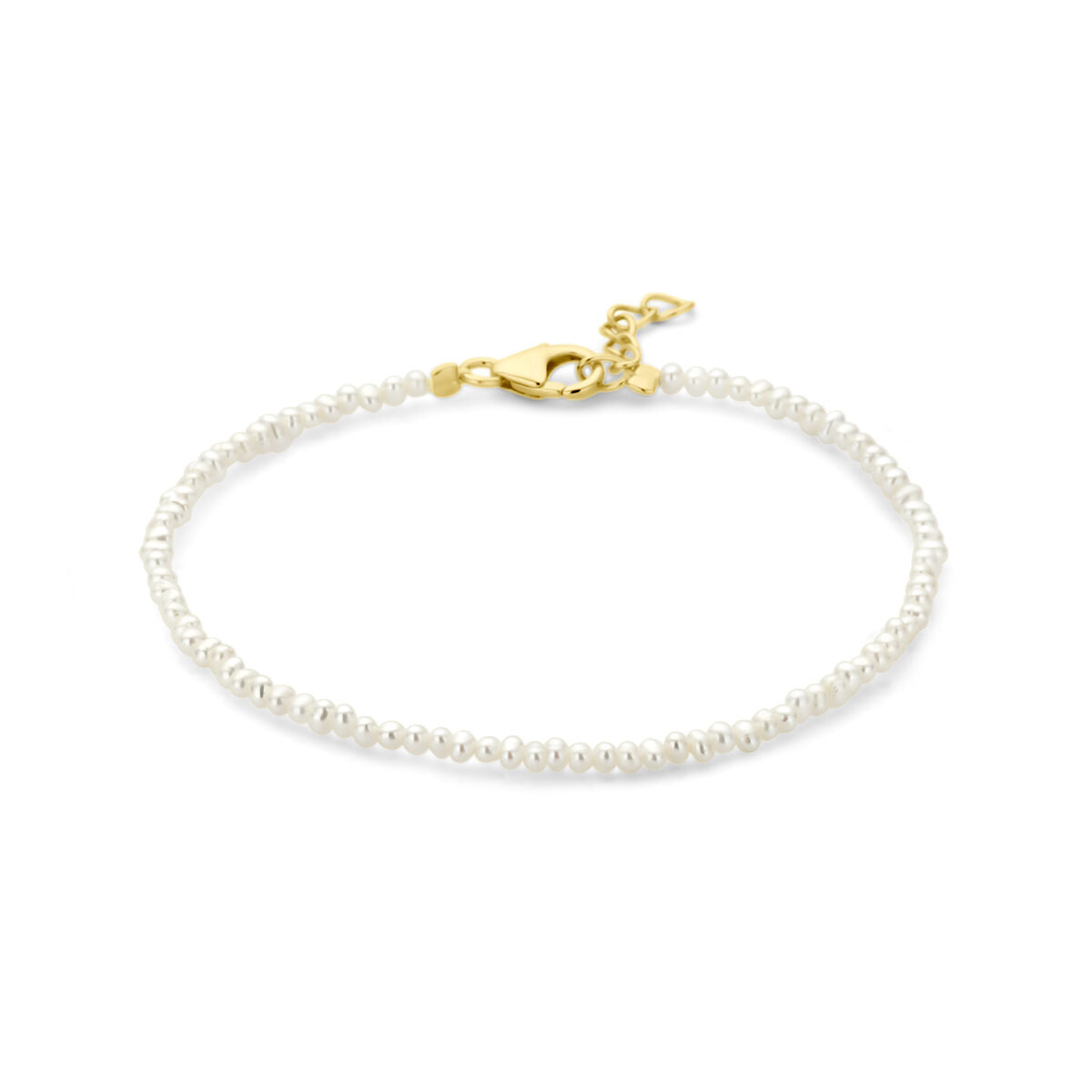 Pulsera de perlas con cierre de oro amarillo de 3 micrones y extensión de 2 cm.