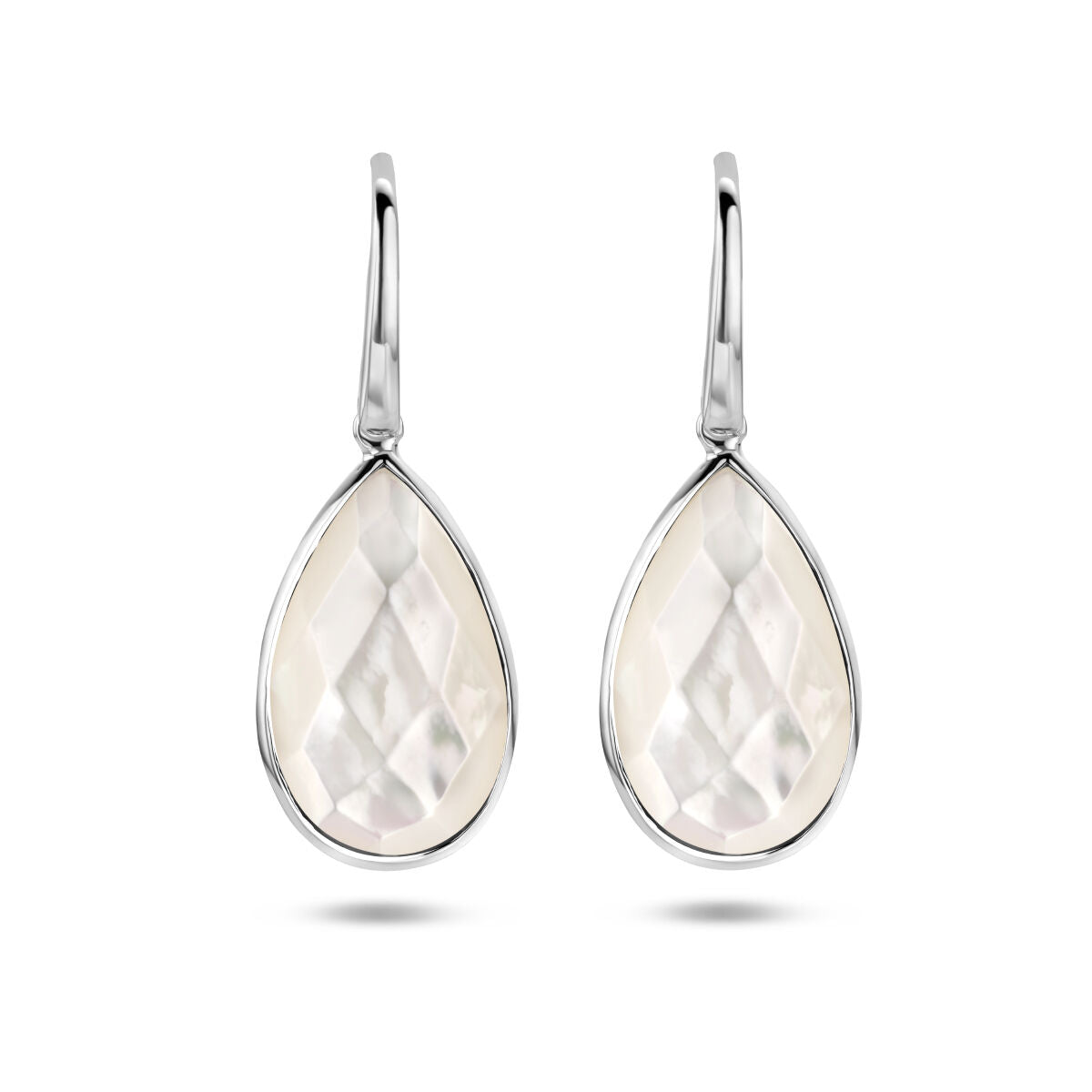 Pendientes largos de perla con forma de gota y acabado en plata rodiada.