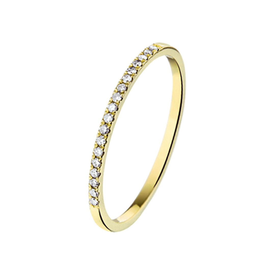 De Van der Kooij Collectie ring diamant 0,09ct H SI in 14K geelgoud heeft een slanke band met ronde witte diamanten gezet langs de bovenste helft, afgebeeld tegen een effen witte achtergrond.