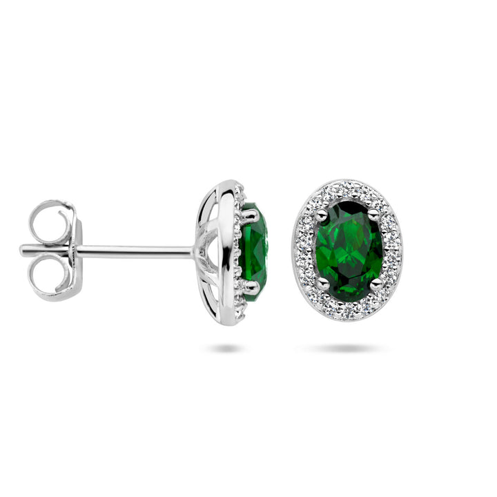 Van der Kooij Collectie oorknoppen groen en wit zirkonia halo: ovaal, met glanzend gerhodineerd zilver, centraal groene steen omringd door heldere zirkonia en voorzien van vlindersluiting.