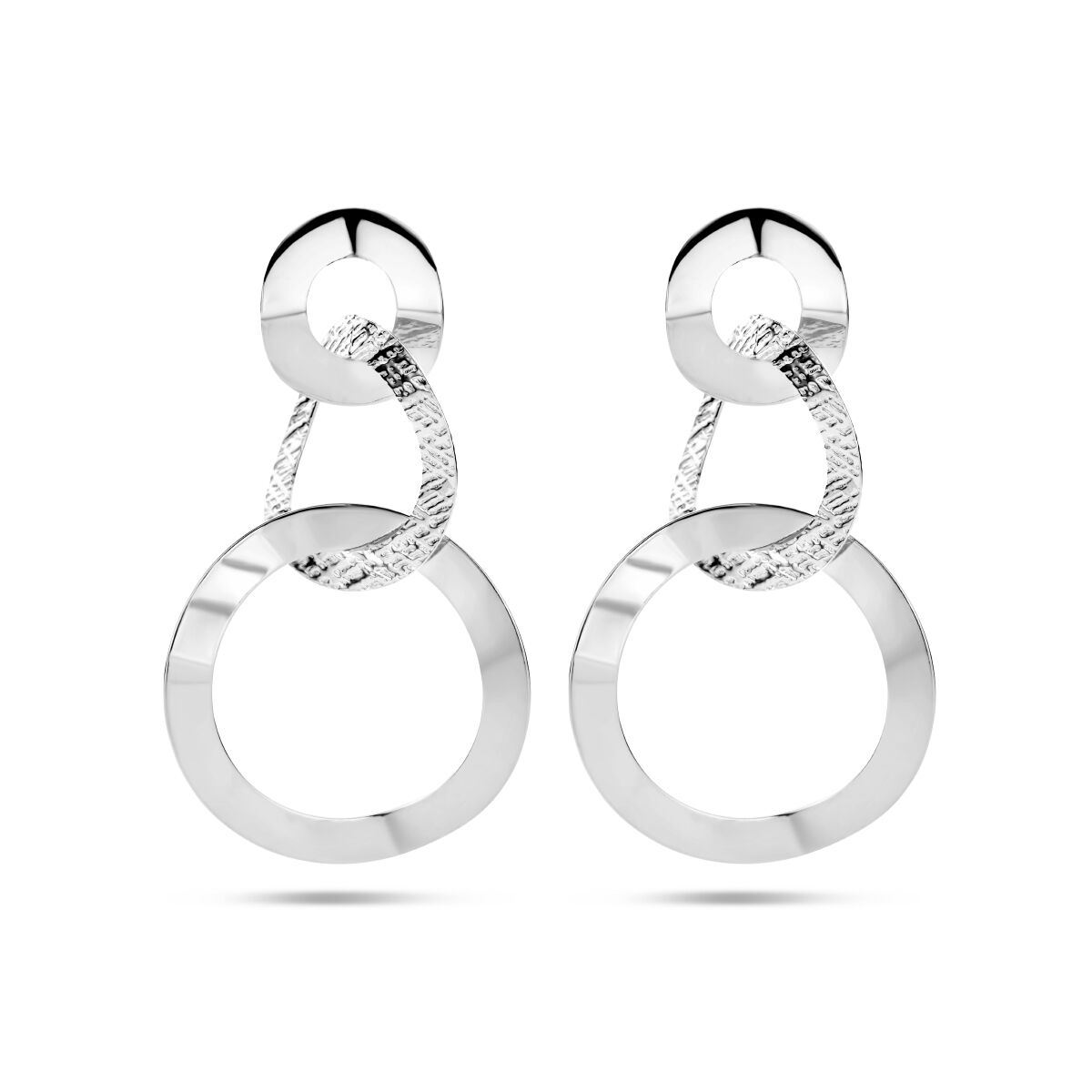 Pendientes largos de plata rodiada con acabado pulido y mate en forma de círculos entrelazados.
