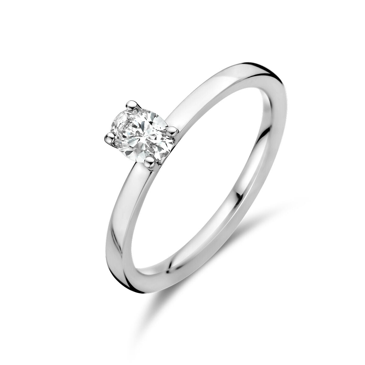 Anillo de platino con diamante de 0.30 ct, diseño sencillo y brillante.