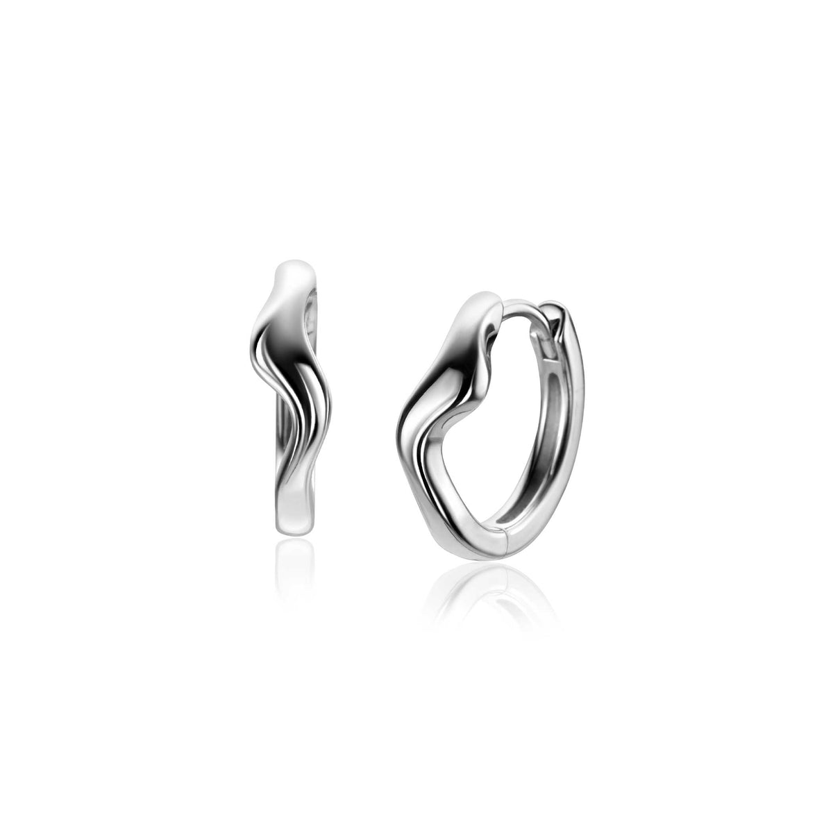 Pendientes de aro de plata con diseño ondulado y acabado pulido.