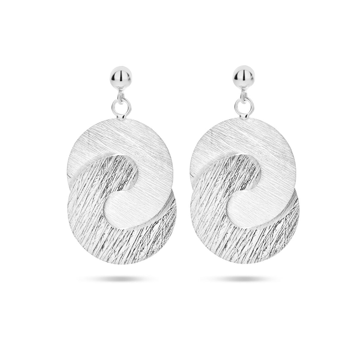 Pendientes largos de plata rodiada con diseño de círculos grabados en acabado mate y pulido.