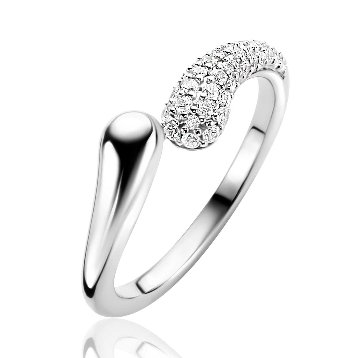 Anillo de plata con diseño ondulado y detalles de circonitas brillantes.