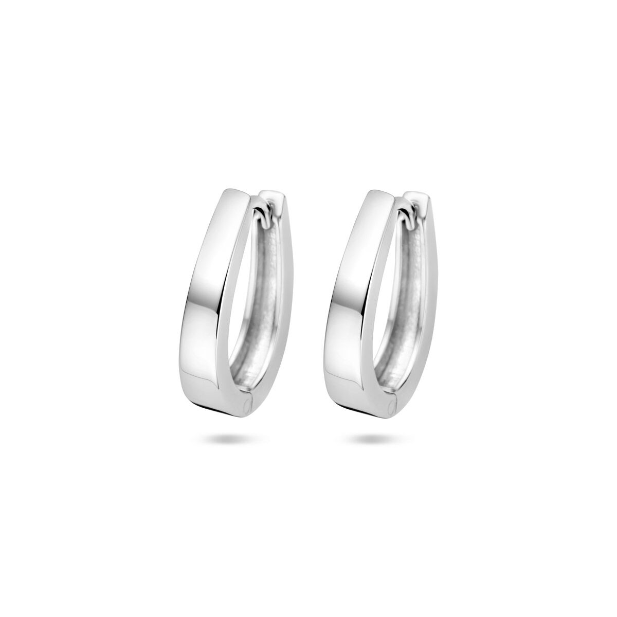 Pendientes de aro de 18 mm en plata rodiada con un diseño moderno y acabado brillante.