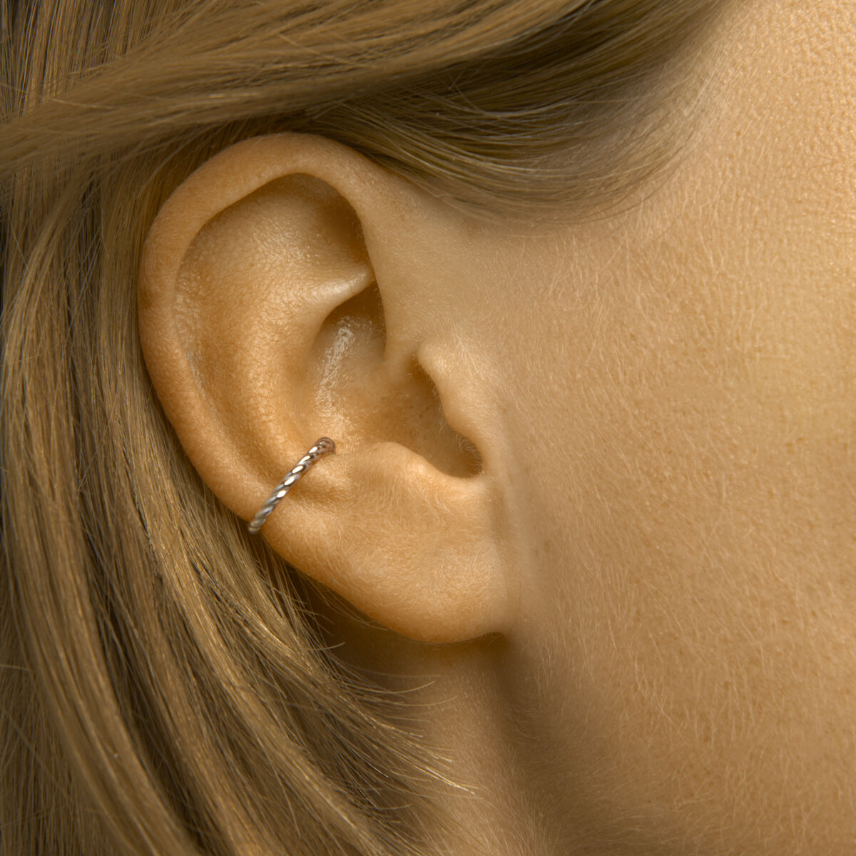 earcuff retorcido de plata rodiado