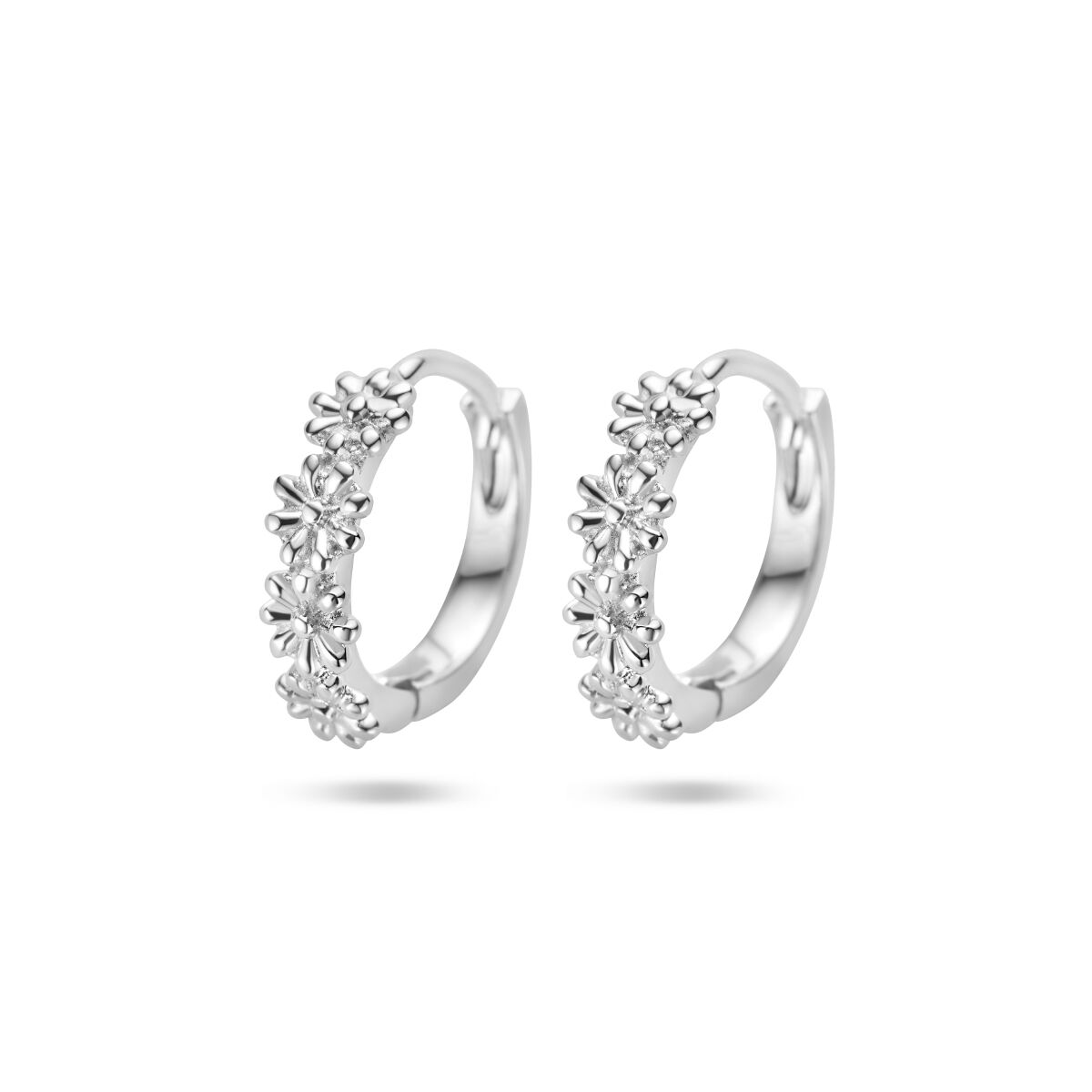Pendientes de aro plateados con flores y detalles brillantes.