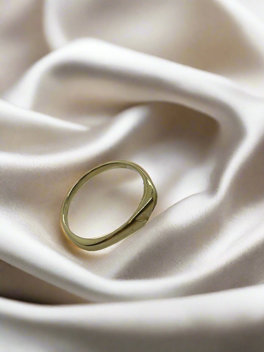 Anillo vintage de oro de 14k, con un diseño sencillo y acabado pulido.