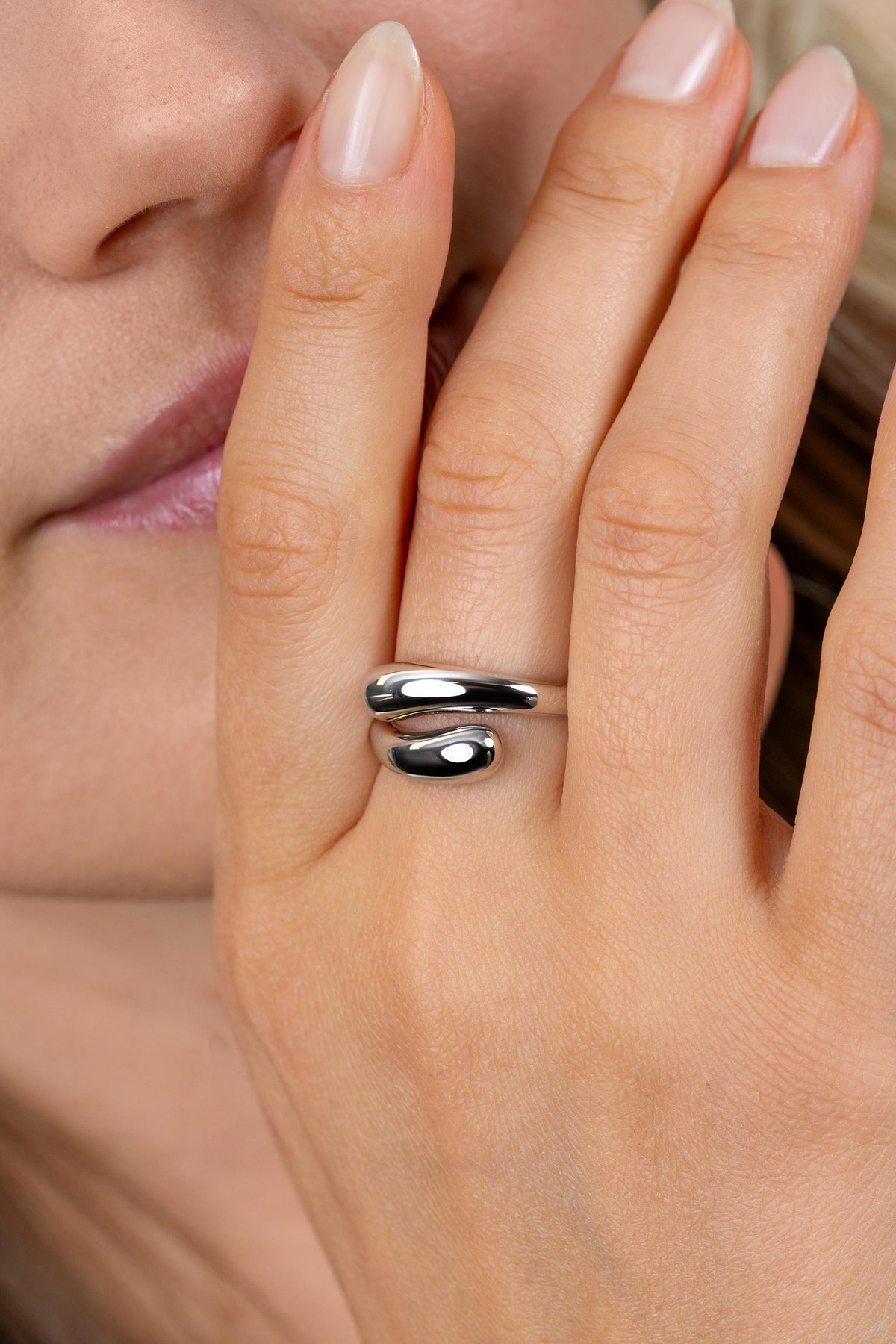 Anillo de plata con forma orgánica y detalles pulidos.