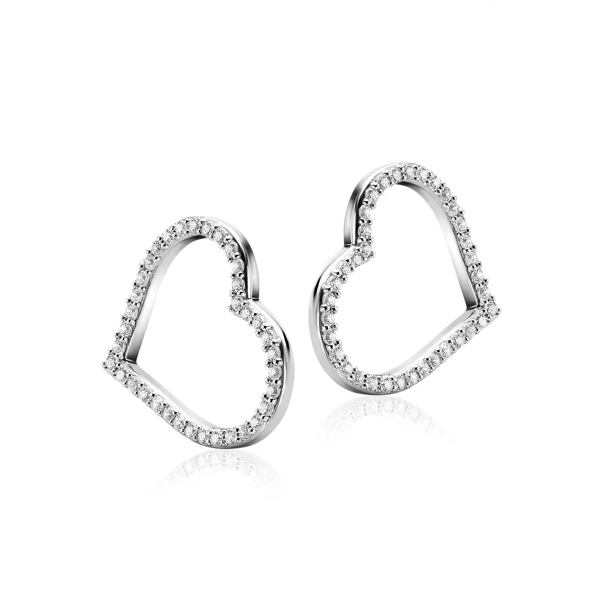 Pendientes de corazón de plata con circonitas brillantes en el contorno.