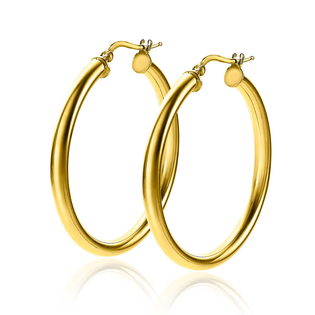 Pendientes de aro dorados con un acabado brillante y forma ovalada.