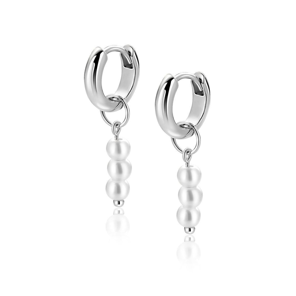 Pendientes de aro plateados con perlas blancas colgantes.