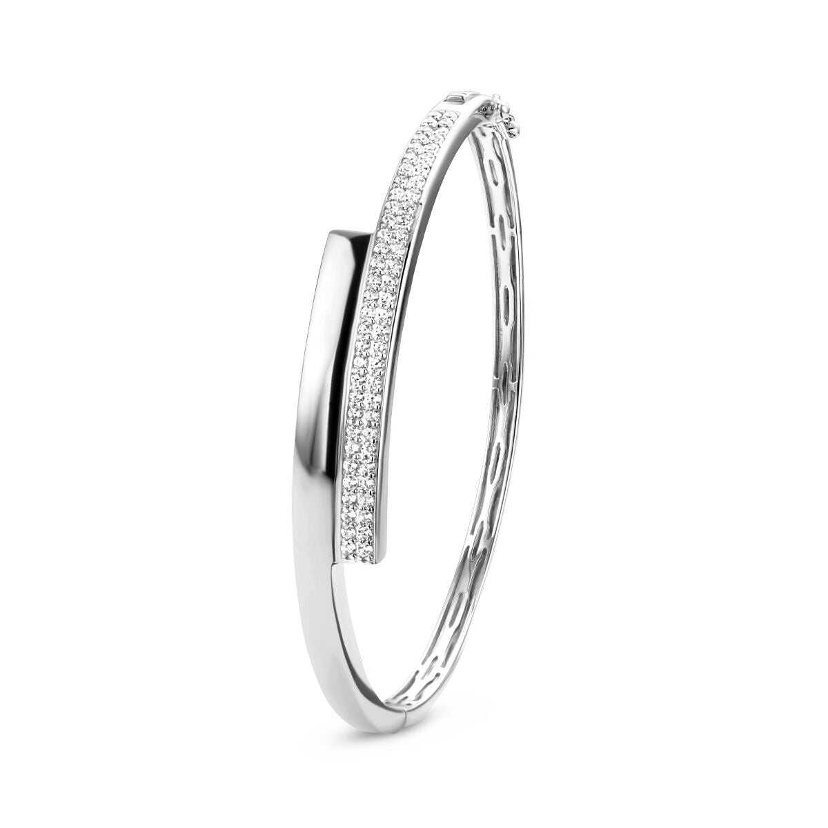 Brazalete de plata rodiada con zirconias brillantes y diseño minimalista.