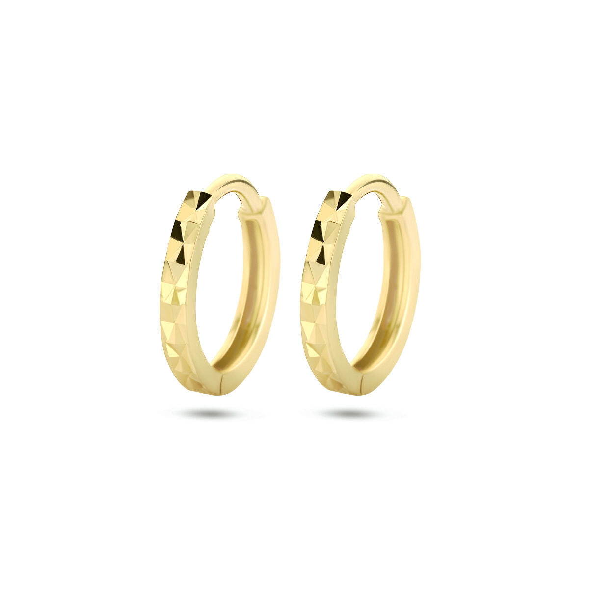 Pendientes de aro de oro amarillo de 14K con un acabado diamantado.