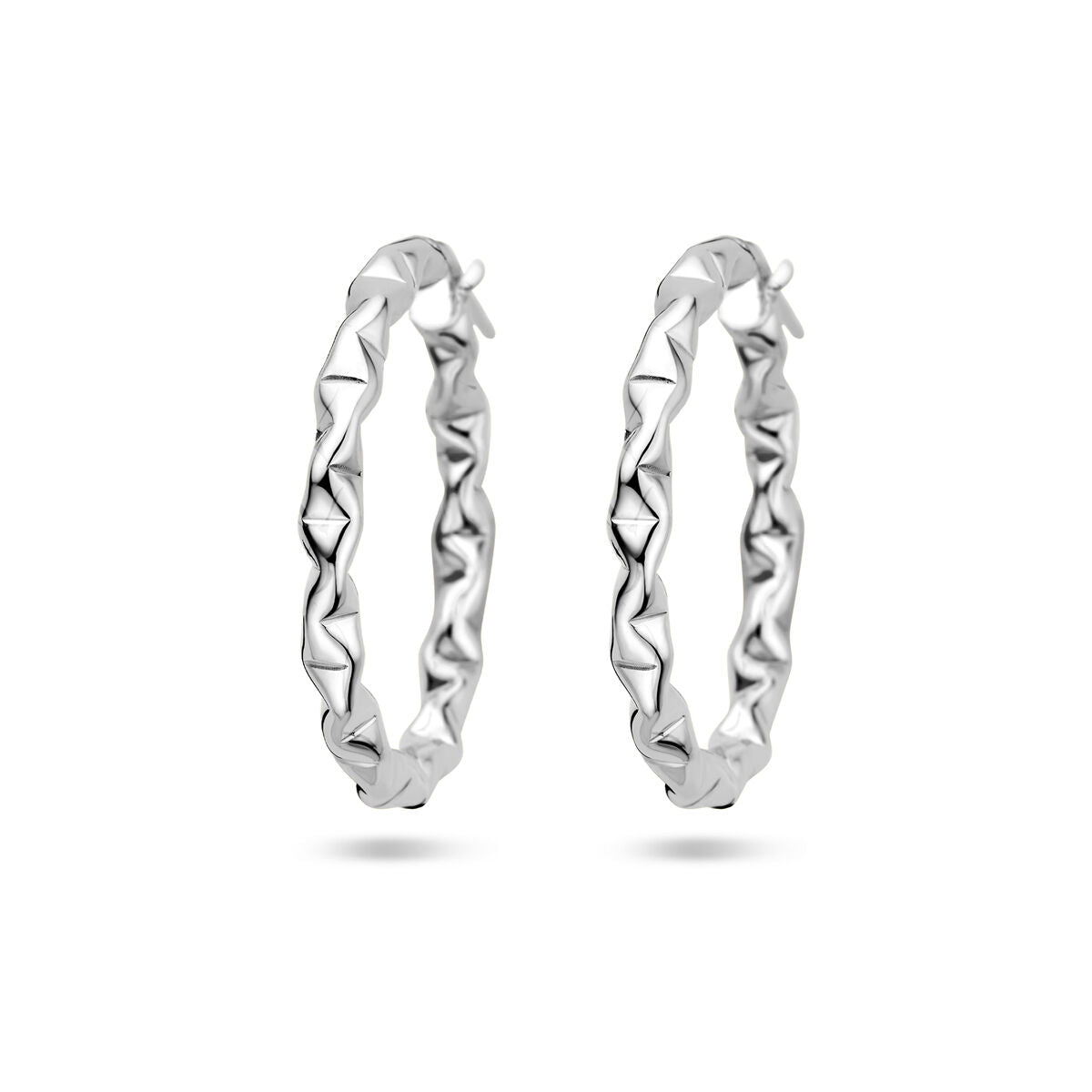 Aros de plata rodiada con diseño ondulado y superficie brillante.