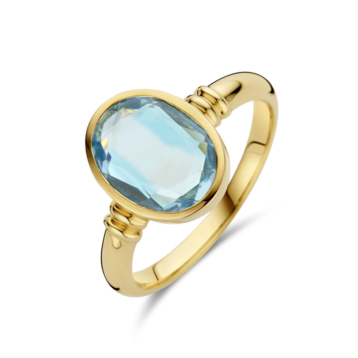 Anillo de oro amarillo de 14K con topacio azul cielo ovalado en el centro.
