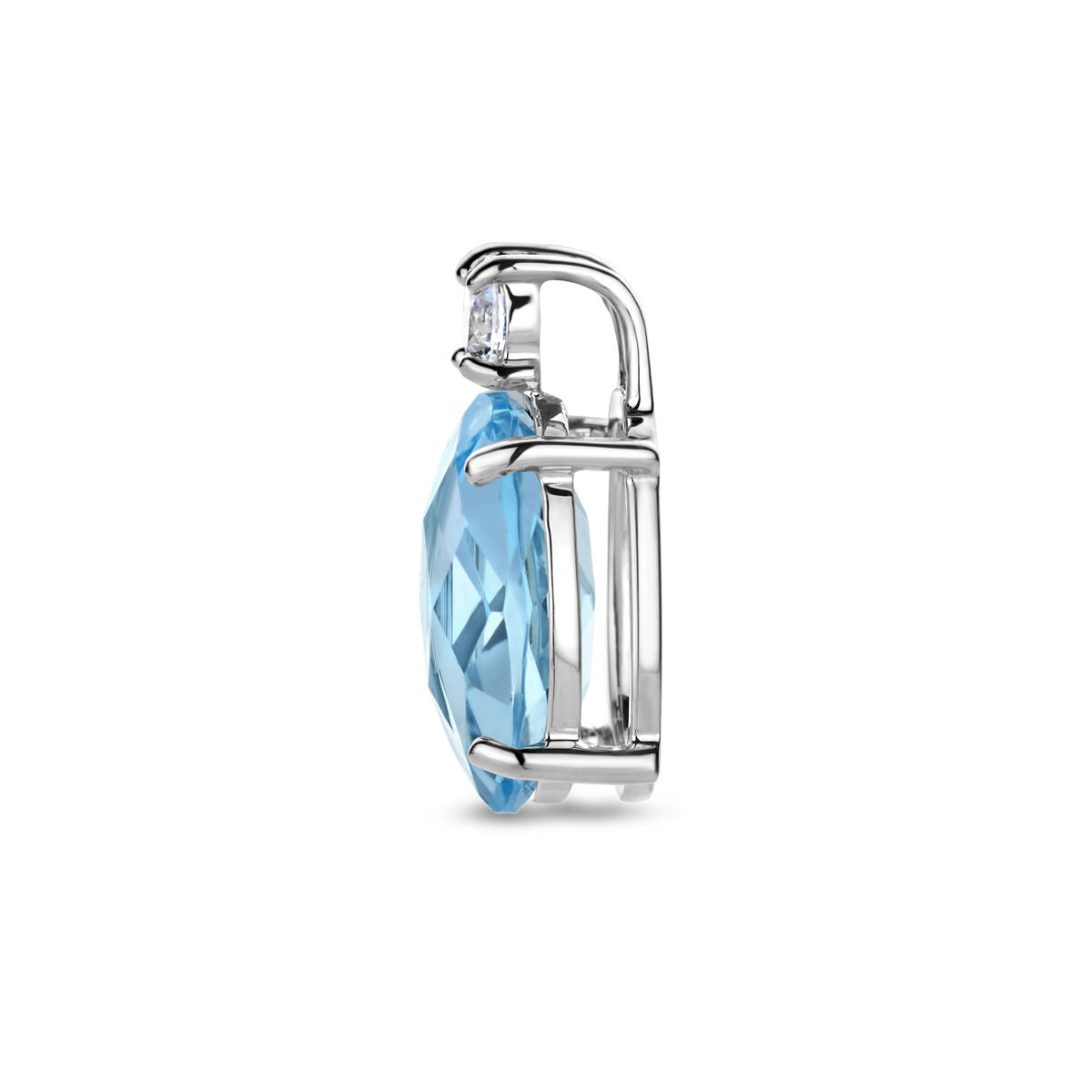 Zijaanzicht van de Van der Kooij Collectie hanger blauw topaas en zirkonia zilver gerhodineerd oorbel, met een grote facet geslepen ovale blauwe topaas met een kleine heldere zirkonia in gepolijst gerhodineerd zilver tegen een witte achtergrond.