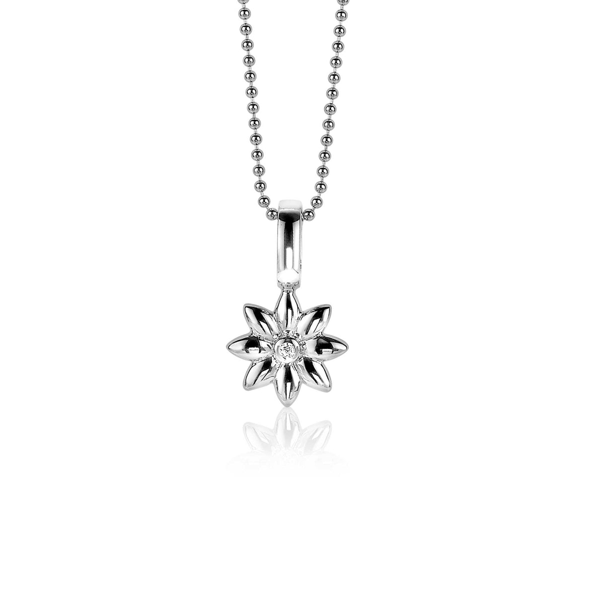 Colgante de plata con forma de flor y un detalle central brillante.