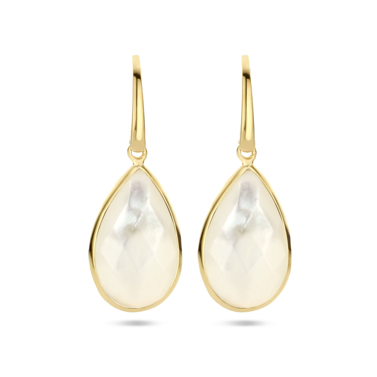 Pendientes largos de perla con gancho francés en plata dorada.